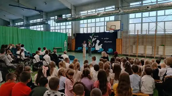 Dzień Edukacji Narodowej w Łopienniku Nadrzecznym – uczniowie dziękowali nauczycielom