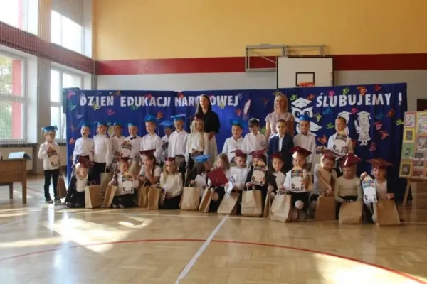 Ślubowanie pierwszaków i Dzień Edukacji Narodowej w szkole w Gorzkowie