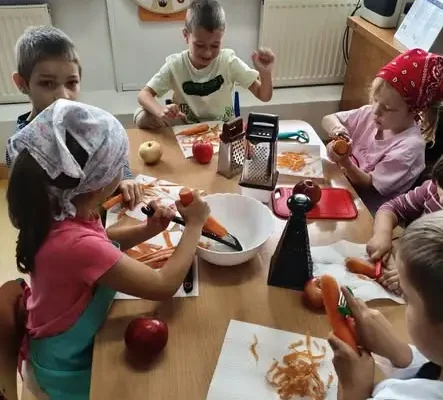 Przedszkolaki z grupy Orlęta przygotowały zdrową surówkę z marchewki i jabłka