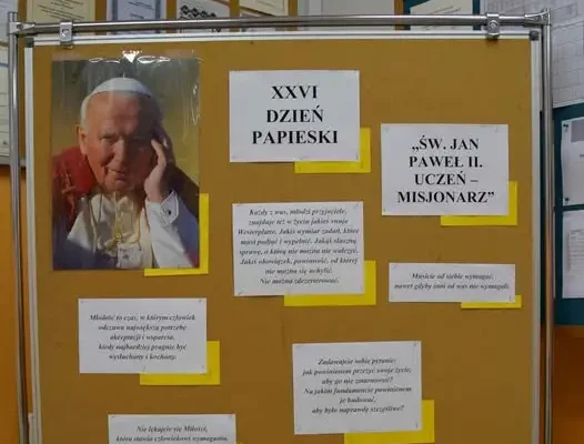 XXVI Dzień Papieski w Zespole Szkół w Olkiewce – wspomnienie nauk Jana Pawła II
