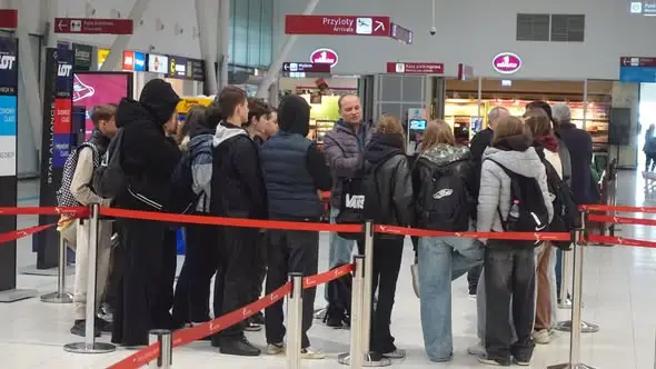 Uczniowie ze Szkoły Podstawowej w Siennicy Różanej odwiedzili Port Lotniczy Lublin