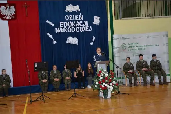 Dzień Edukacji Narodowej w Siennicy Różanej z udziałem policji