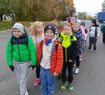 Uczniowie klas 1–4 z SP Izbica zwiedzili Sandomierz i Muzeum Bombki Choinkowej