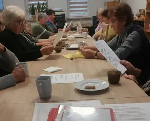 Seniorzy z Klubu Senior+ ćwiczą śpiew przed Dniem Seniora