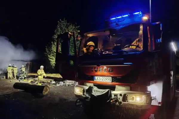 Pożar garażu w Płonce – akcja strażaków z Krasnegostawu i OSP
