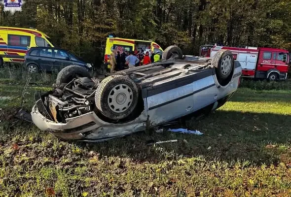 Dachowanie w Niemienicach Kolonii. Pięć młodych osób w Volkswagenie, cztery w szpitalu