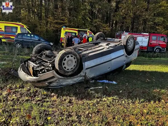 Dachowanie w Niemienicach Kolonii. Pięć młodych osób w Volkswagenie, cztery w szpitalu