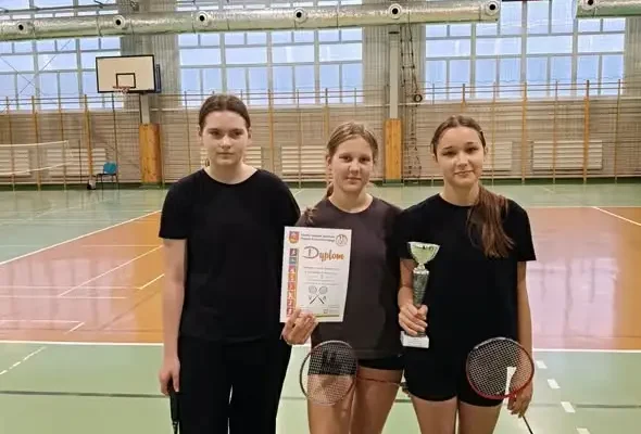 Sukces badmintonistów: dziewczyny i chłopcy wygrywają eliminacje powiatowe