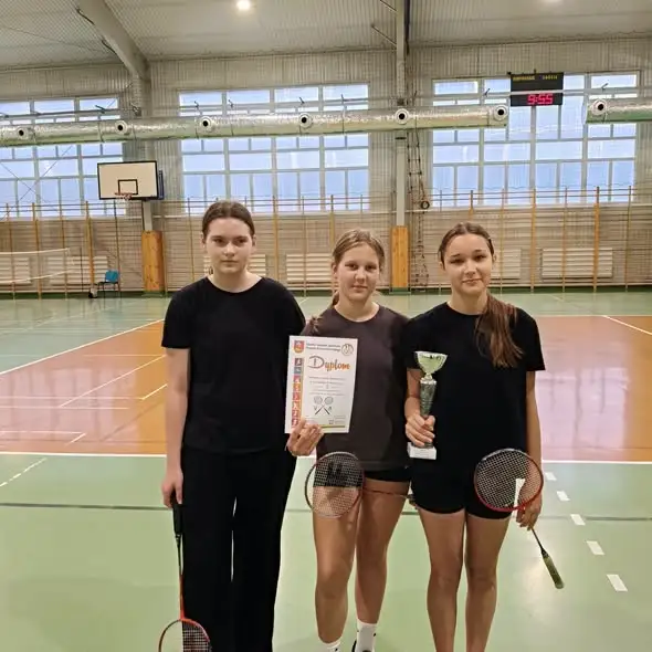 Sukces badmintonistów: dziewczyny i chłopcy wygrywają eliminacje powiatowe