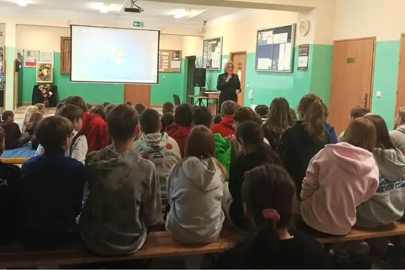 Policjantka z Krasnegostawu uczyła młodzież w Izbicy, jak podejmować bezpieczne decyzje
