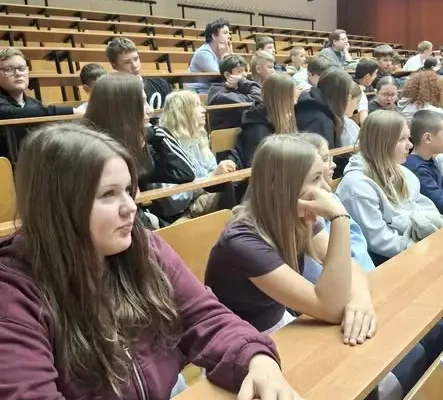 Chemia bez nudy: uczniowie z Siennicy Różanej odkrywali magię eksperymentów na UMCS