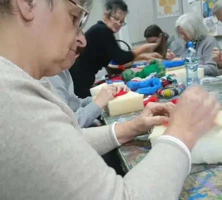 Filcowanie w Siennicy Różanej: warsztaty, które uczą cierpliwości