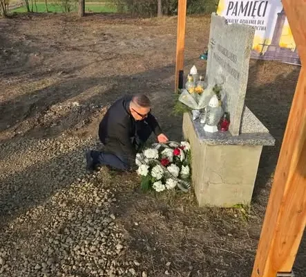 Tarnogóra-Kolonia: hołd poległym i nowe krzyże na cmentarzu wojennym