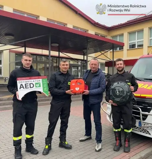 Defibrylator AED zawisł na budynku szkoły w Izbicy — OSP zrealizowała projekt „Aktywna Wieś”