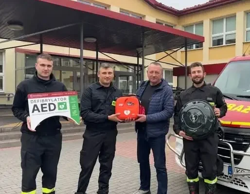 Defibrylator AED na budynku szkoły w Izbicy — OSP zrealizowała projekt „Aktywna Wieś”