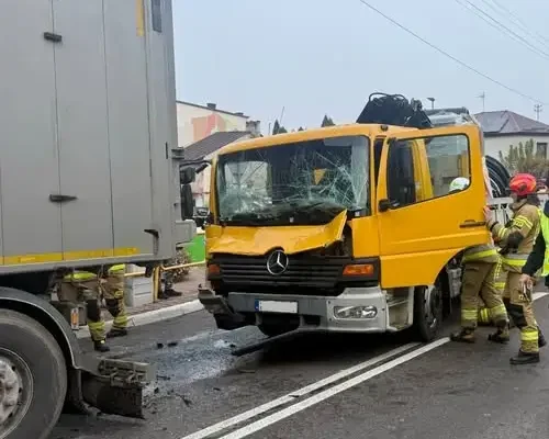 Zderzenie dwóch ciężarówek w Izbicy na ul. Lubelskiej – akcja OSP KSRG Izbica